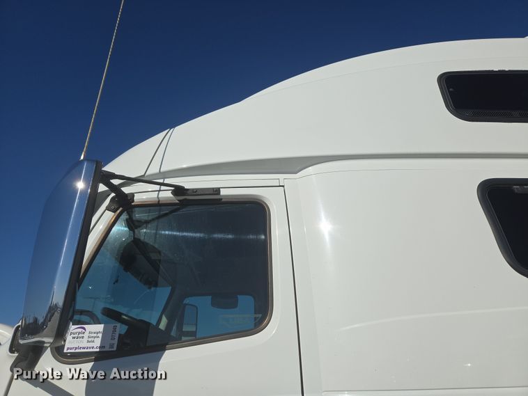 image for item DT7049 2015 Volvo VN semi truck