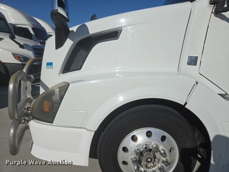 image for item DT7049 2015 Volvo VN semi truck