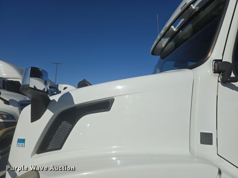 image for item DT7049 2015 Volvo VN semi truck