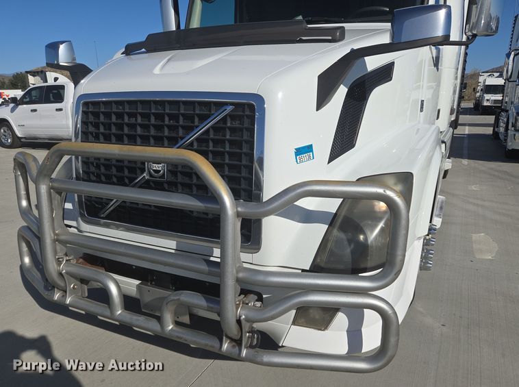 image for item DT7049 2015 Volvo VN semi truck