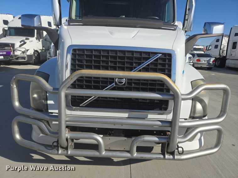 image for item DT7049 2015 Volvo VN semi truck