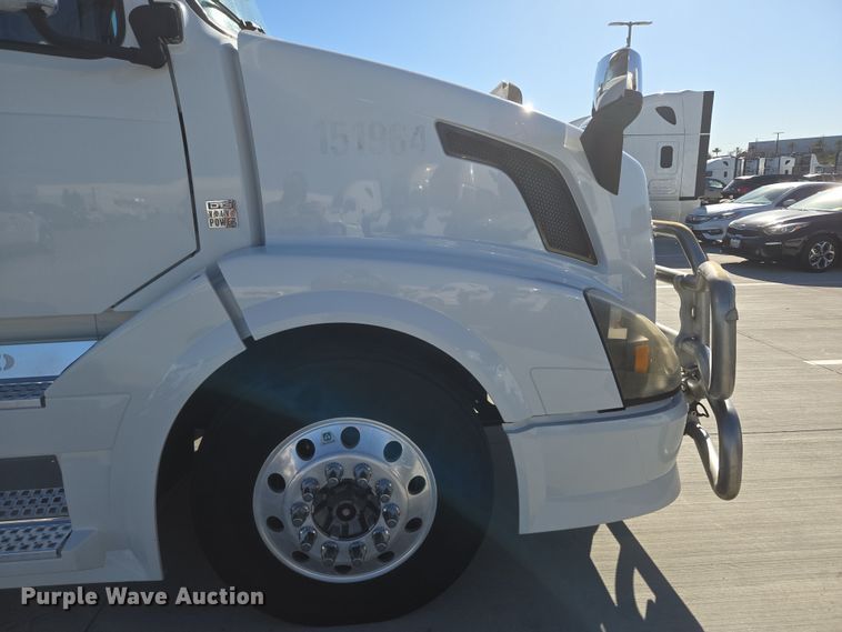 image for item DT7049 2015 Volvo VN semi truck