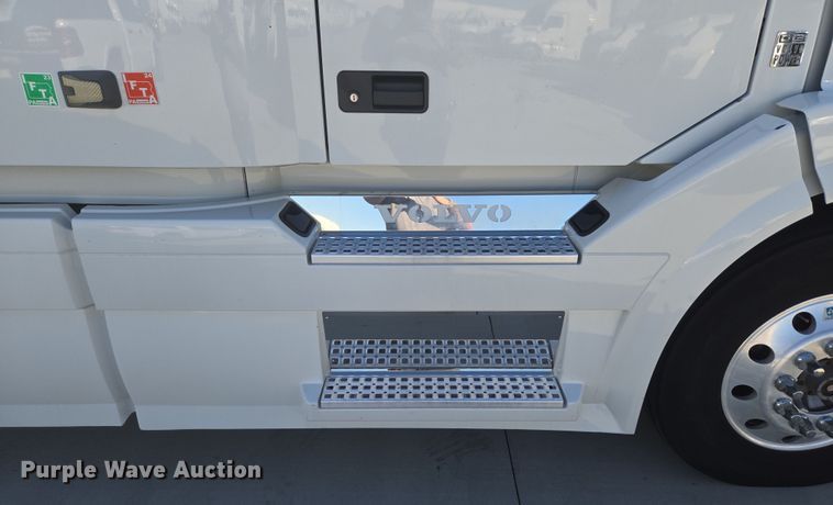 image for item DT7049 2015 Volvo VN semi truck