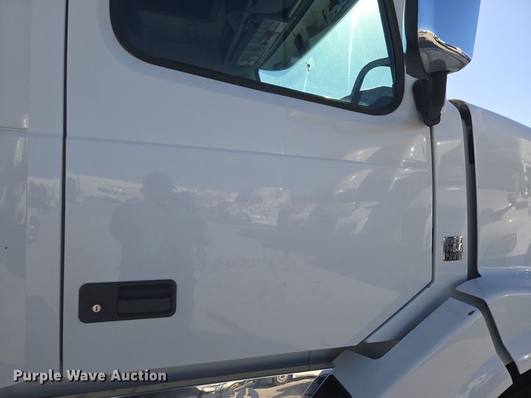 image for item DT7049 2015 Volvo VN semi truck
