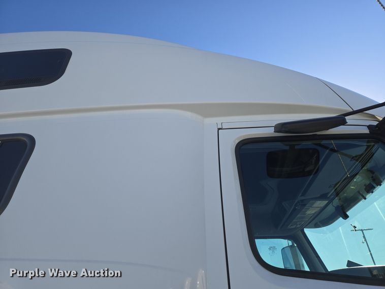 image for item DT7049 2015 Volvo VN semi truck