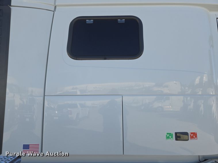 image for item DT7049 2015 Volvo VN semi truck