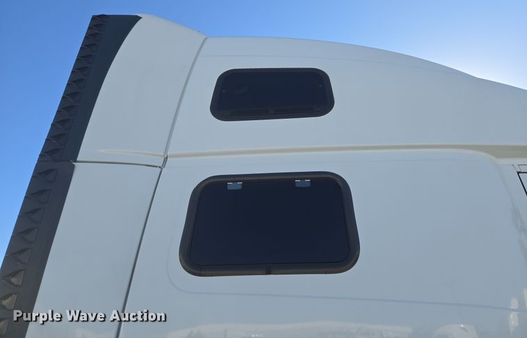 image for item DT7049 2015 Volvo VN semi truck