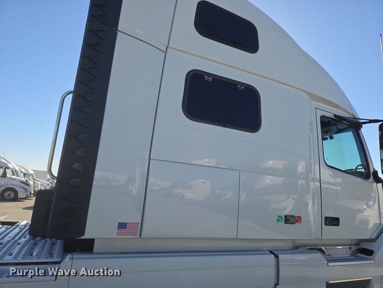 image for item DT7049 2015 Volvo VN semi truck