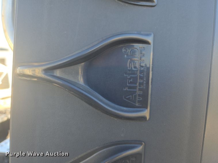 image for item DT7049 2015 Volvo VN semi truck