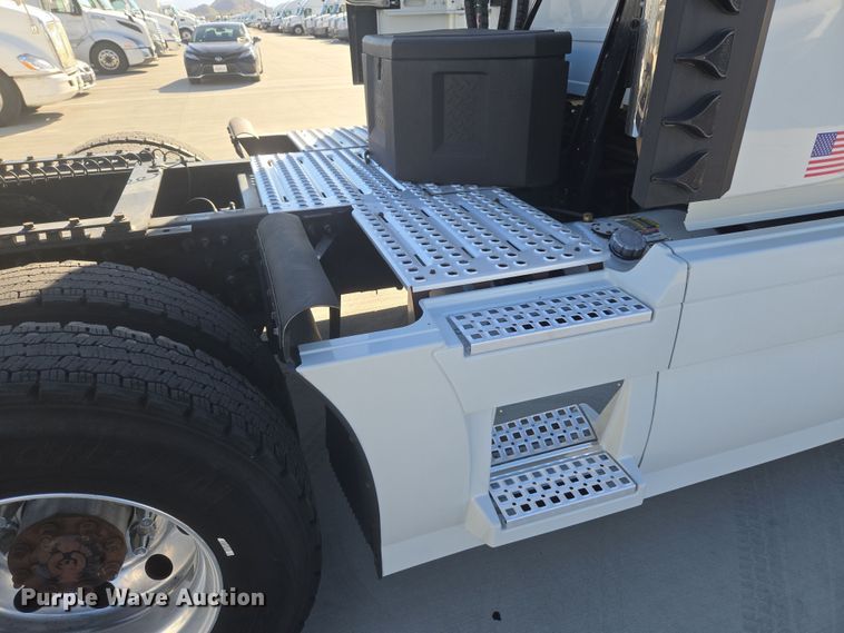 image for item DT7049 2015 Volvo VN semi truck