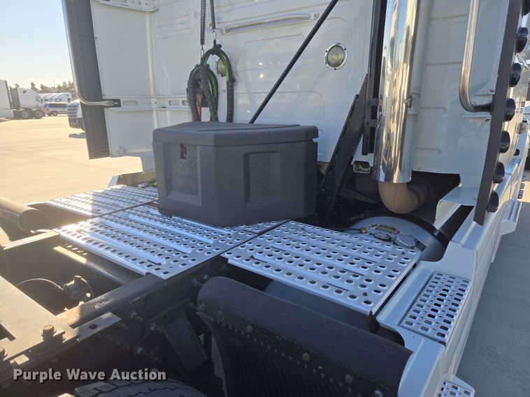 image for item DT7049 2015 Volvo VN semi truck