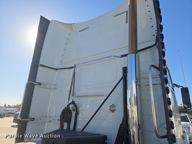 image for item DT7049 2015 Volvo VN semi truck