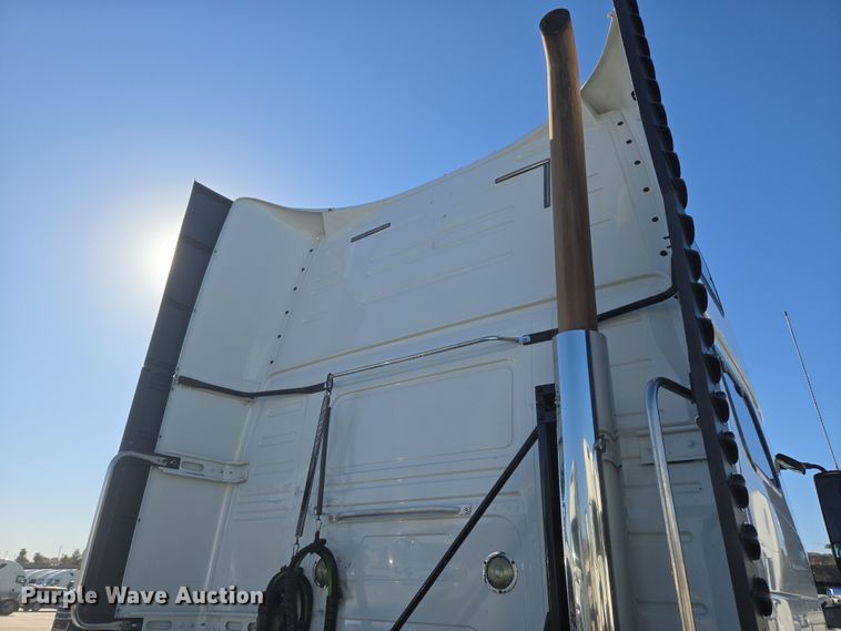 image for item DT7049 2015 Volvo VN semi truck