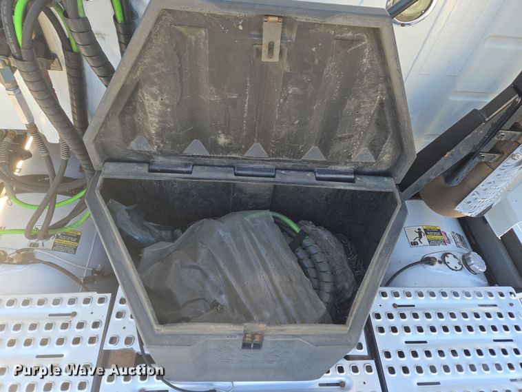 image for item DT7049 2015 Volvo VN semi truck