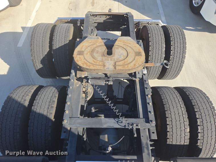 image for item DT7049 2015 Volvo VN semi truck