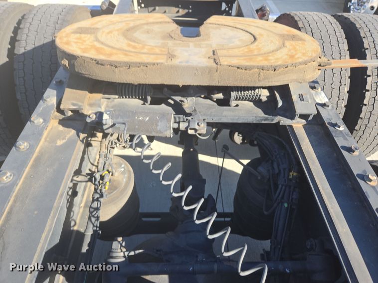 image for item DT7049 2015 Volvo VN semi truck