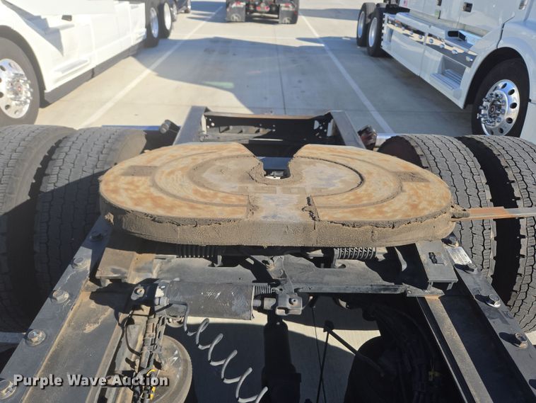 image for item DT7049 2015 Volvo VN semi truck