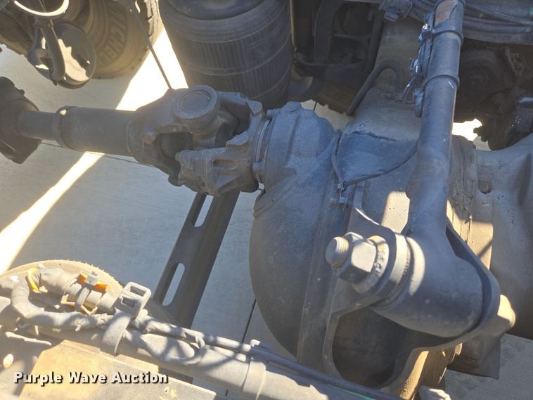 image for item DT7049 2015 Volvo VN semi truck