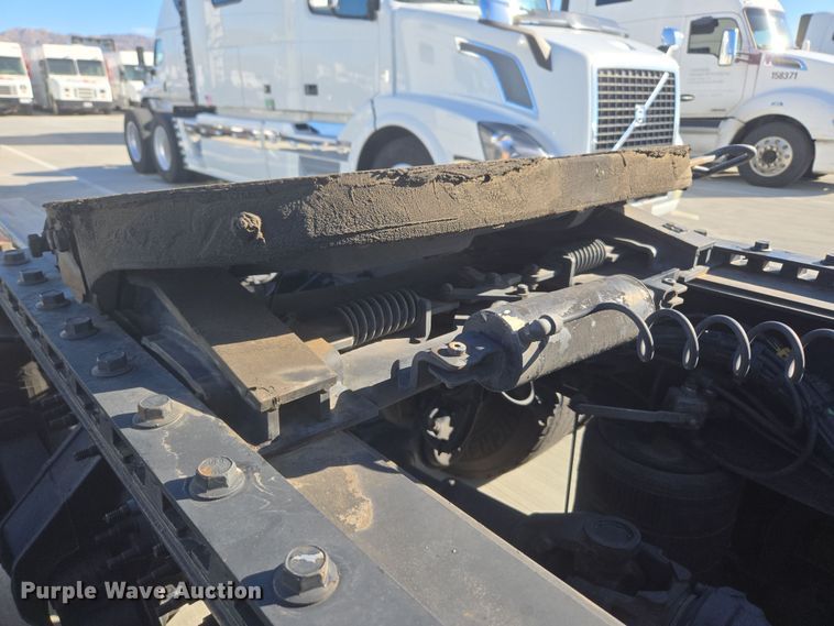 image for item DT7049 2015 Volvo VN semi truck