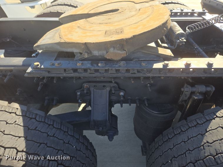 image for item DT7049 2015 Volvo VN semi truck