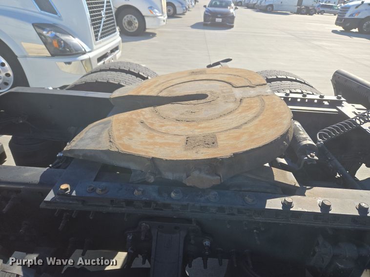 image for item DT7049 2015 Volvo VN semi truck