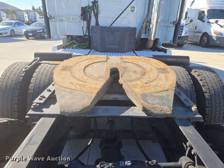 image for item DT7049 2015 Volvo VN semi truck