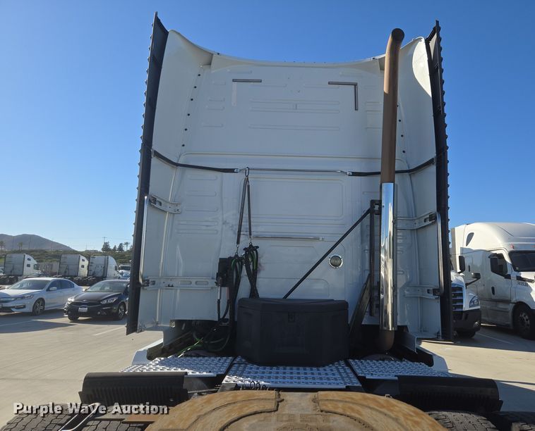 image for item DT7049 2015 Volvo VN semi truck