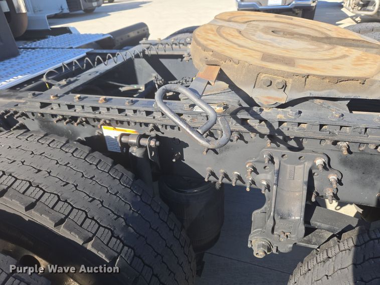 image for item DT7049 2015 Volvo VN semi truck