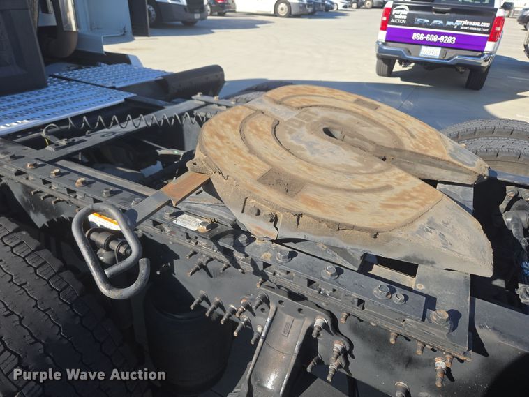 image for item DT7049 2015 Volvo VN semi truck