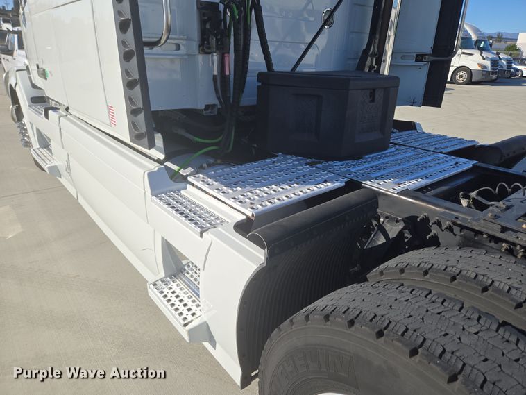 image for item DT7049 2015 Volvo VN semi truck