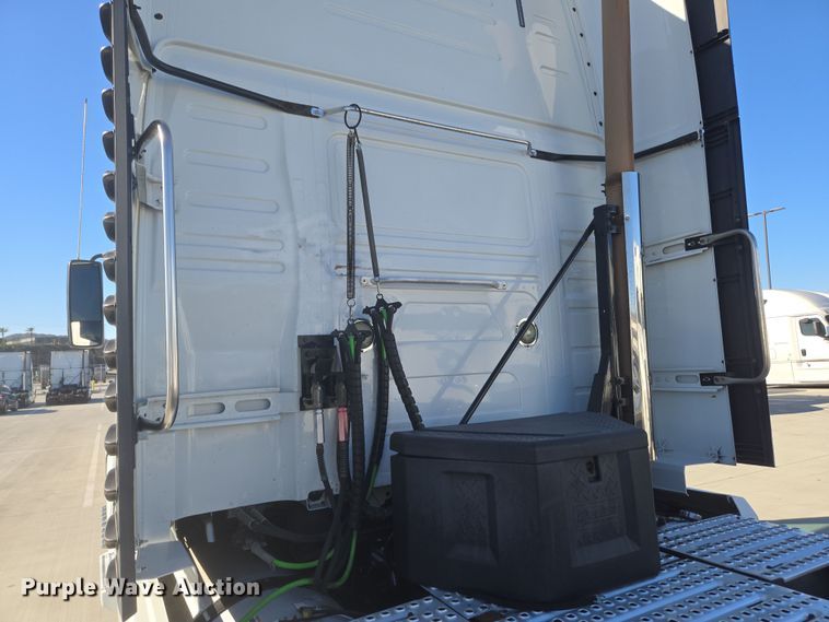 image for item DT7049 2015 Volvo VN semi truck