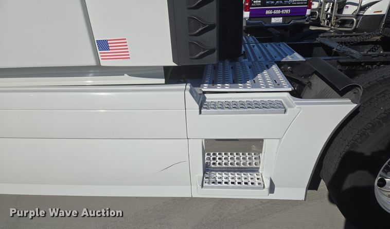 image for item DT7049 2015 Volvo VN semi truck