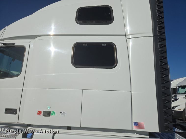 image for item DT7049 2015 Volvo VN semi truck