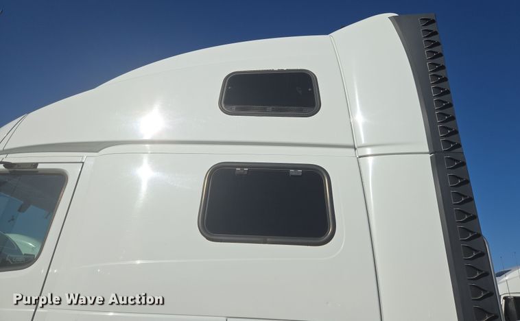 image for item DT7049 2015 Volvo VN semi truck