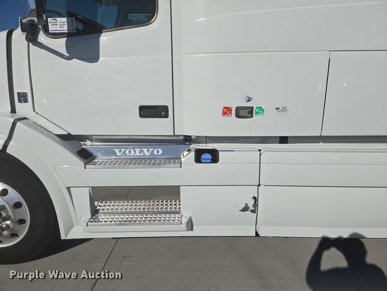 image for item DT7049 2015 Volvo VN semi truck