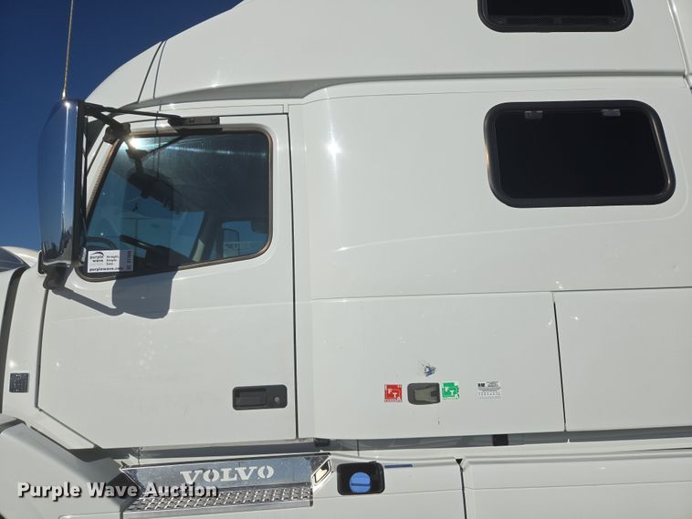 image for item DT7049 2015 Volvo VN semi truck