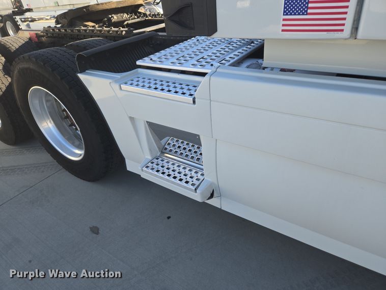 image for item DT7049 2015 Volvo VN semi truck