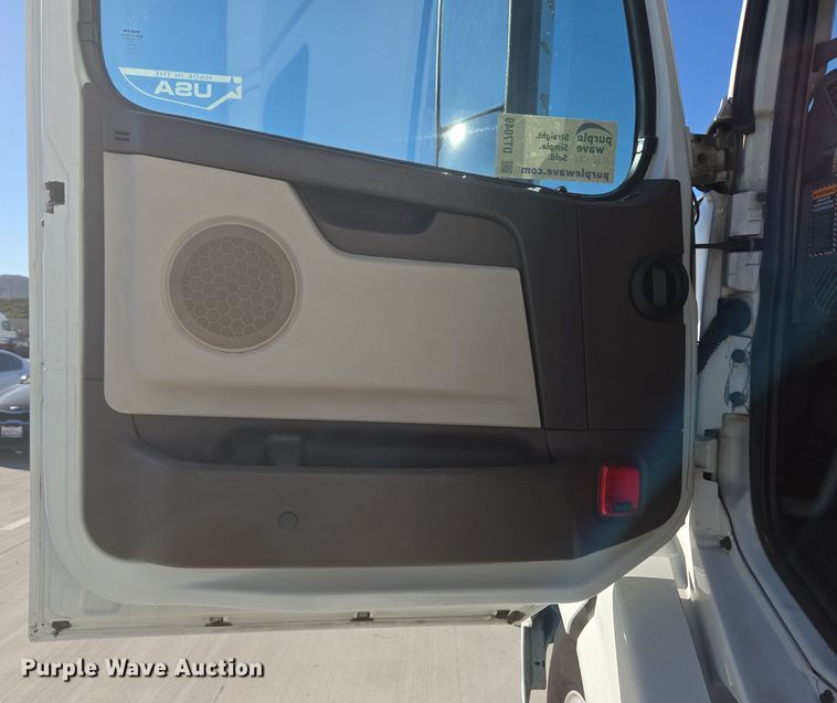 image for item DT7049 2015 Volvo VN semi truck