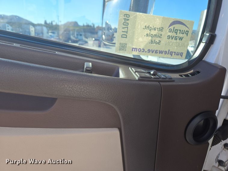 image for item DT7049 2015 Volvo VN semi truck