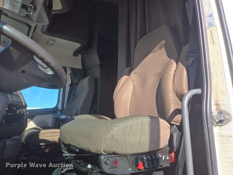 image for item DT7049 2015 Volvo VN semi truck