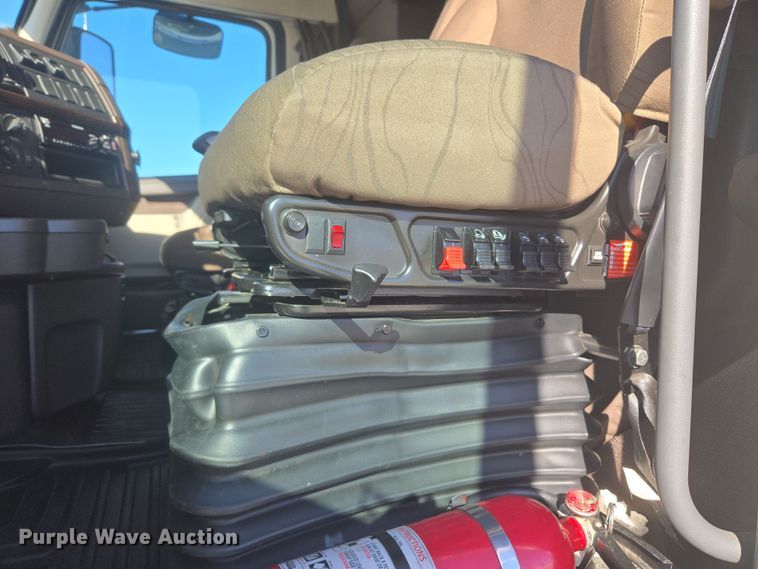 image for item DT7049 2015 Volvo VN semi truck