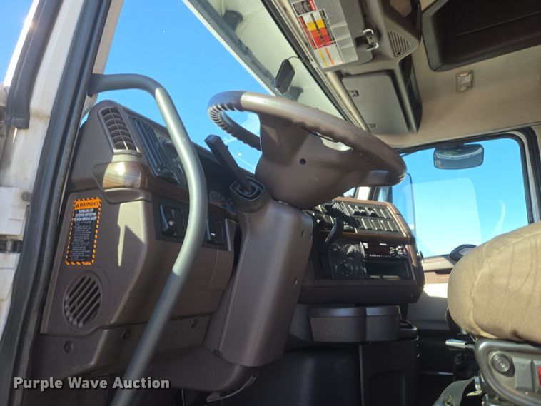 image for item DT7049 2015 Volvo VN semi truck