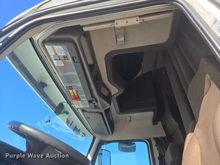 image for item DT7049 2015 Volvo VN semi truck