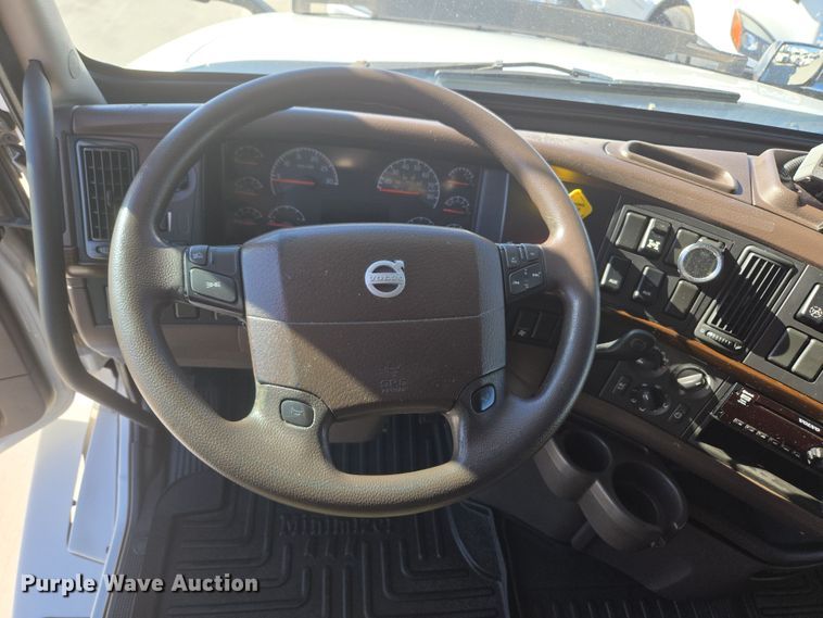 image for item DT7049 2015 Volvo VN semi truck