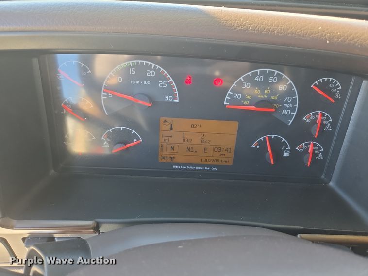 image for item DT7049 2015 Volvo VN semi truck