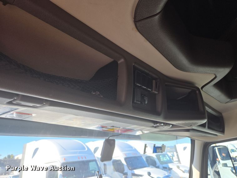 image for item DT7049 2015 Volvo VN semi truck