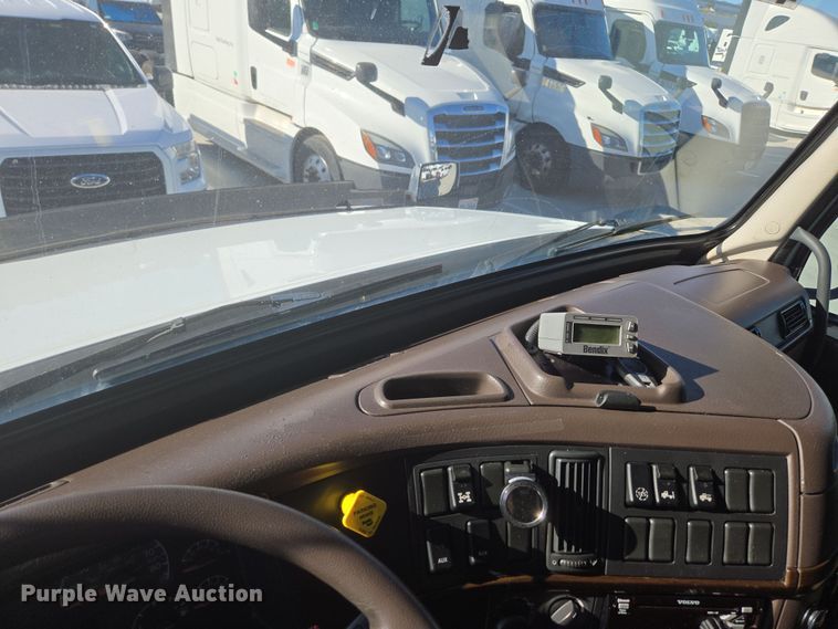 image for item DT7049 2015 Volvo VN semi truck