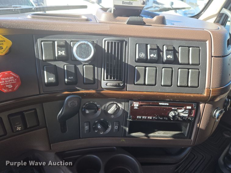 image for item DT7049 2015 Volvo VN semi truck