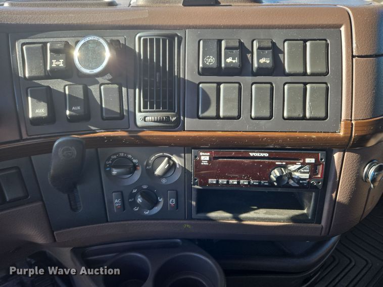 image for item DT7049 2015 Volvo VN semi truck