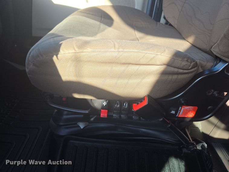 image for item DT7049 2015 Volvo VN semi truck